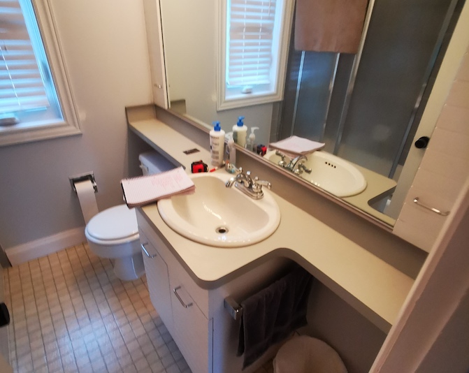 bathroom before reno photo 1