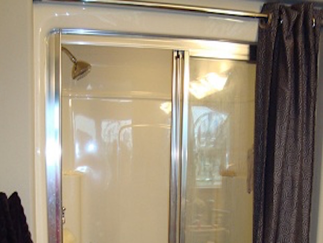 bathroom before reno photo 1