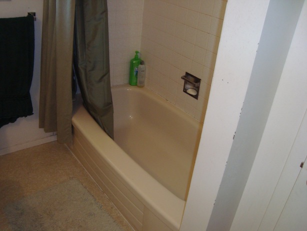 bathroom before reno photo 2