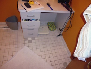 bathroom before reno photo 3