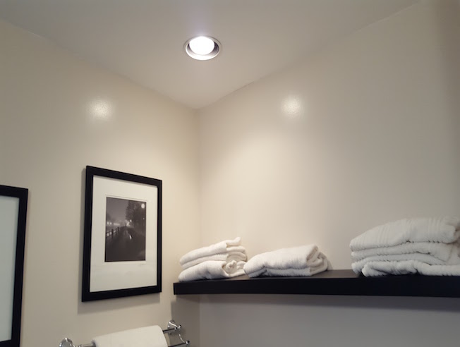 bathroom before reno photo 3