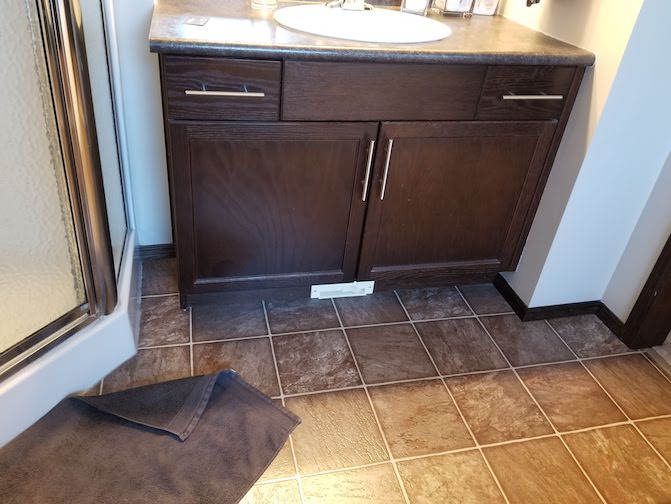 bathroom before reno photo 3