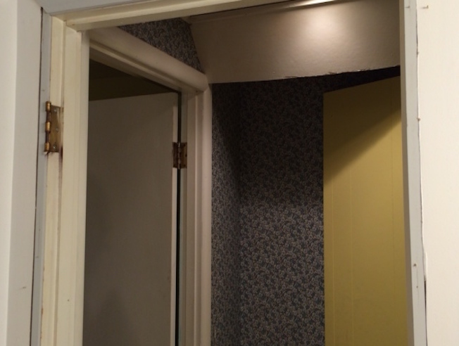 bathroom before reno photo 3