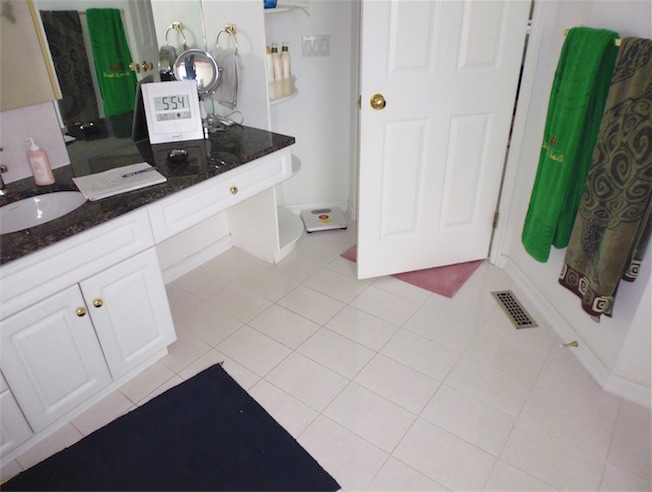 bathroom before reno photo 3